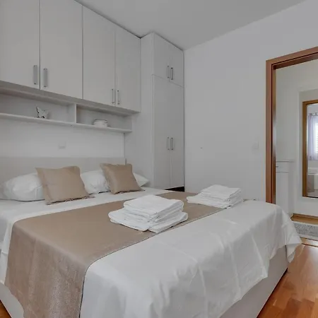 Pine Fine With Free Parking Makarska