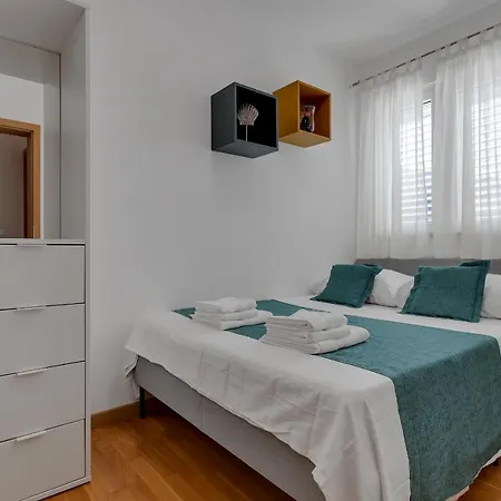 Pine Fine With Free Parking Makarska