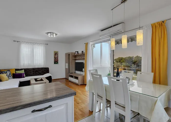 Pine Fine With Free Parking * Makarská