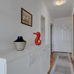 Pine Fine With Free Parking Apartamento