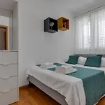 Pine Fine With Free Parking Makarska