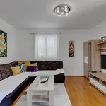 Pine Fine With Free Parking Apartamento Makarska