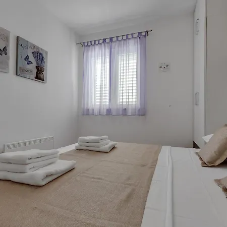 Pine Fine With Free Parking Apartment Makarska