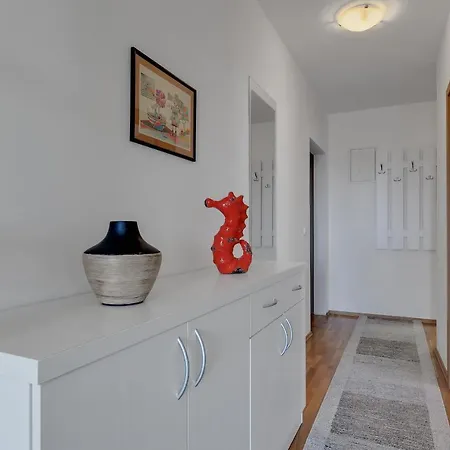 Pine Fine With Free Parking Lägenhet