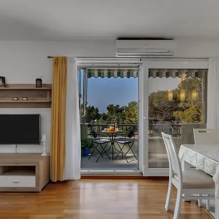 Pine Fine With Free Parking Makarska