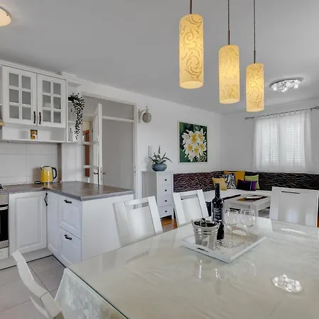 Pine Fine With Free Parking Apartment Makarska