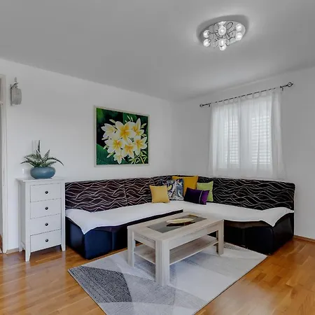 Pine Fine With Free Parking * Makarska