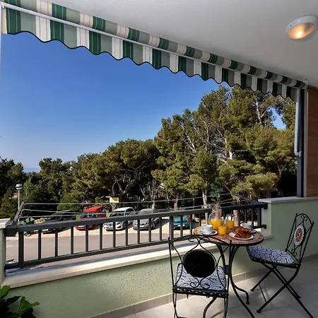 Pine Fine With Free Parking Makarska