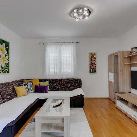 Pine Fine With Free Parking Apartment Makarska