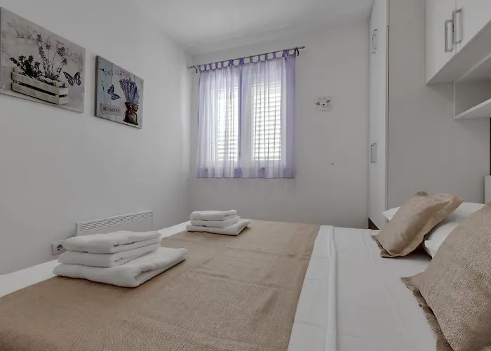 Pine Fine With Free Parking Apartman Makarska