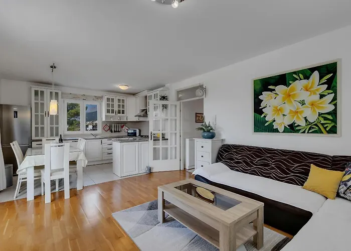 Pine Fine With Free Parking Apartman Makarska