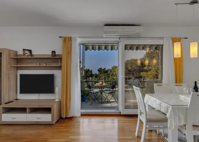 Pine Fine With Free Parking Makarska