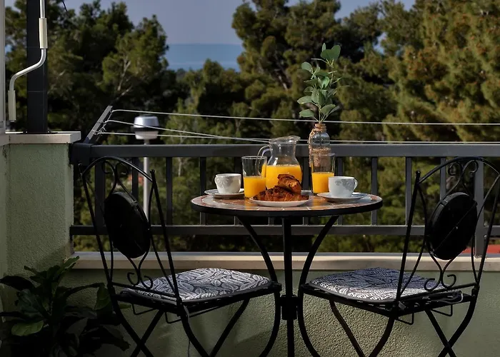 Pine Fine With Free Parking Apartment Makarska