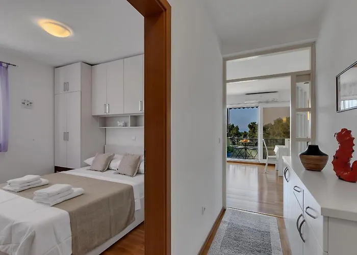 Pine Fine With Free Parking Makarska