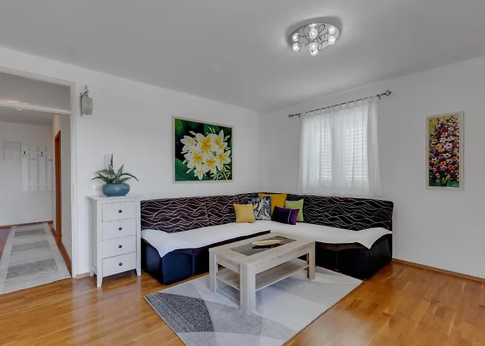 Pine Fine With Free Parking * Makarska