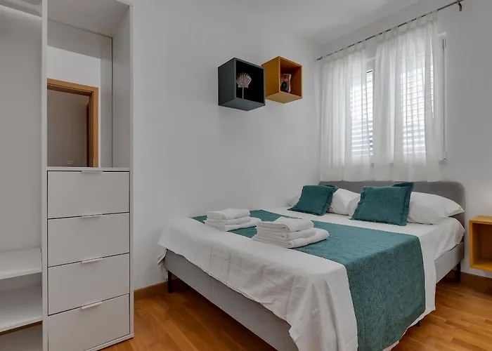 Pine Fine With Free Parking Makarska