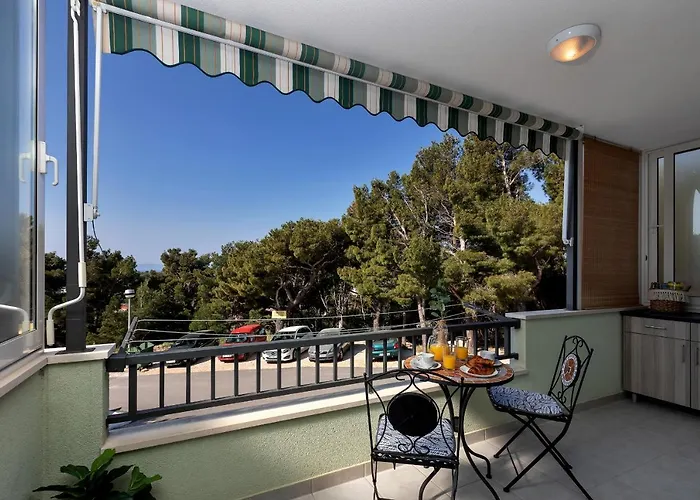 Pine Fine With Free Parking Makarska