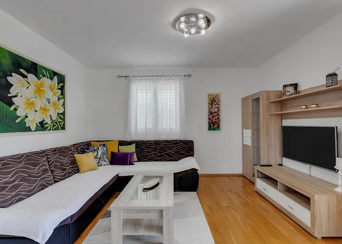 Pine Fine With Free Parking Apartman Makarska