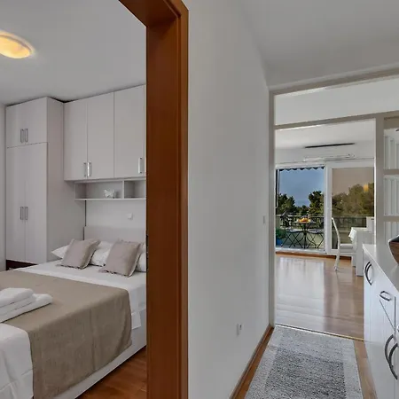 Pine Fine With Free Parking Makarská