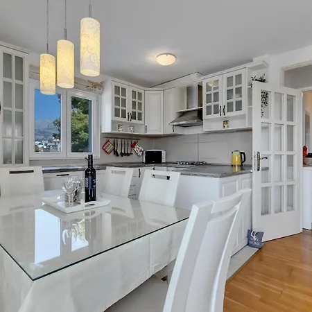 Pine Fine With Free Parking Apartmán